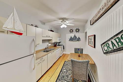 Charming Bayfront Escape - Walk To Dining Home