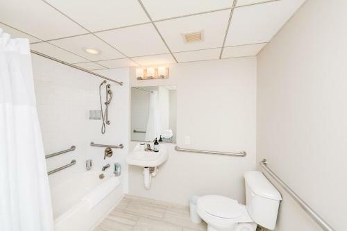 2br Stunning Lux Apartment Free Parking, Rooftop Deck & Gym, Ada Compliant