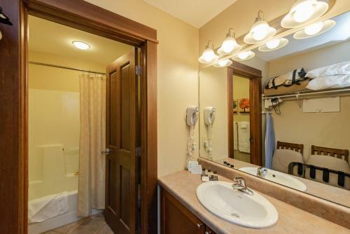 Hotel A123- Studio Lake View Suite, First Floor Unit, Has A Private Balcony!