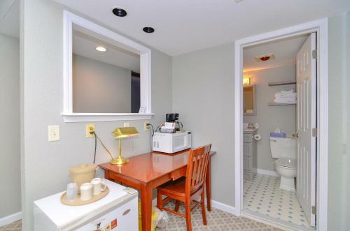 301d - Lakefront 2 Bedroom Condo With 2 Baths, Free Wifi!