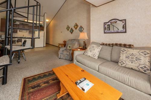 708h - Lakefront Studio Condo With Private Balcony, Free Wifi!