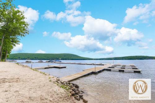 708h - Lakefront Studio Condo With Private Balcony, Free Wifi!