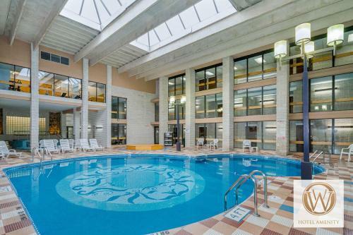 708h - Lakefront Studio Condo With Private Balcony, Free Wifi!