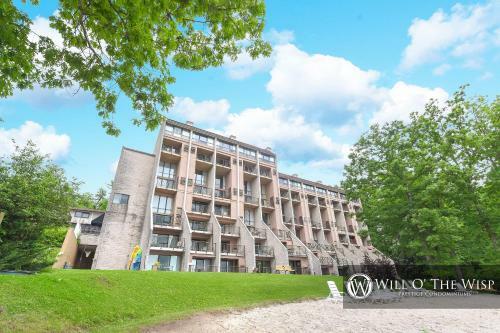 708h - Lakefront Studio Condo With Private Balcony, Free Wifi!
