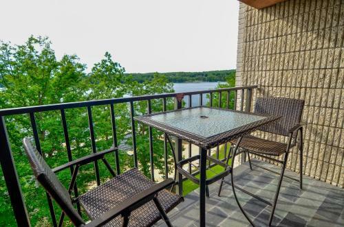710h - Lakefront Studio Condo With Full Kitchen, Free Wifi!