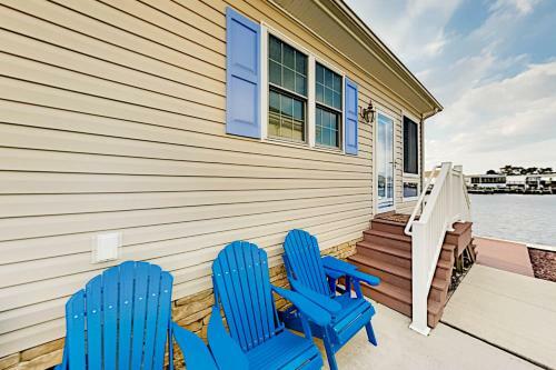 Canal-front Gem - 2 Pools, Private Dock, Boat Slip Home