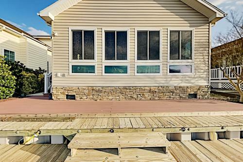 Canal-front Gem - 2 Pools, Private Dock, Boat Slip Home
