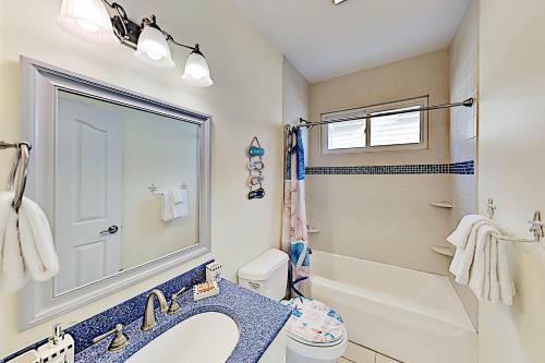 Canal-front Gem - 2 Pools, Private Dock, Boat Slip Home