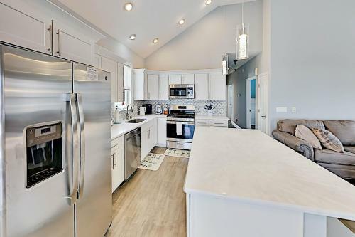 Canal-front Gem - 2 Pools, Private Dock, Boat Slip Home