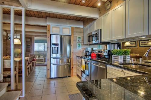 Apartamento Nautical Beachfront Condo With Deck And Ocean Views!