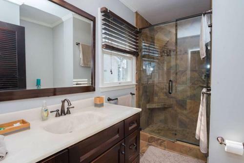 Tiki Beach House Close To Beach Great Entertaining Space