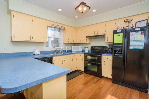 Tiki Beach House Close To Beach Great Entertaining Space