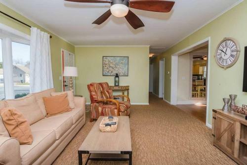 Tiki Beach House Close To Beach Great Entertaining Space