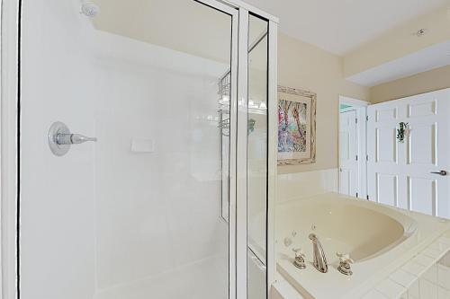 Apartamento Chic Beachside Condo With Pool & Bayfront Balcony Condo