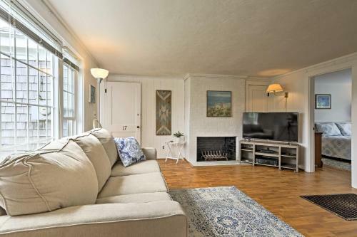 Contemporary Cottage - Walk To Craigville Beach!