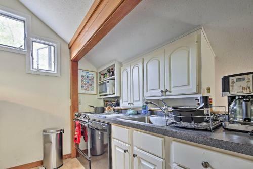 Cape Cod Home With Patio, Grill And Beach Access!