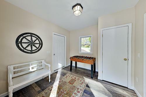 Sunlit Getaway With Chef's Kitchen & Provided Kayaks Home