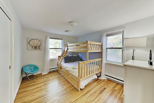 Sunlit Getaway With Chef's Kitchen & Provided Kayaks Home