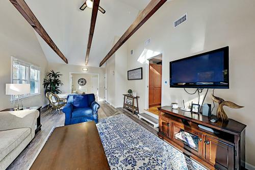 Sunlit Getaway With Chef's Kitchen & Provided Kayaks Home