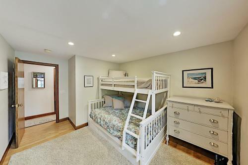 Lovely Retreat With Private Pond Access & Large Deck Home