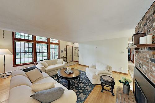 Lovely Retreat With Private Pond Access & Large Deck Home