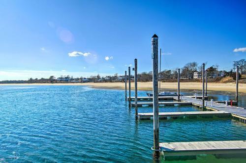 Pristine Buzzards Bay Cottage Walk To Beach!