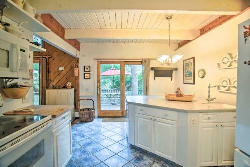 Serene Cape Cod Getaway With Deck Near Beaches!