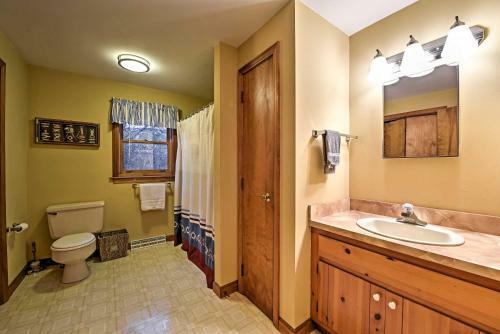 Cape Cod Home Seasonal Pool And Bbqs, 2 Mi To Beach