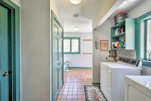 Chilmark House With Sunroom On Marthas Vineyard