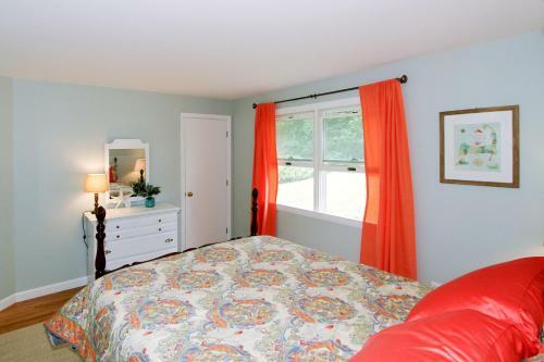 Updated 3br Waterfront On Town Cove Home