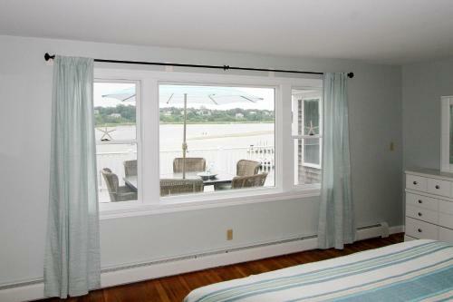 Updated 3br Waterfront On Town Cove Home