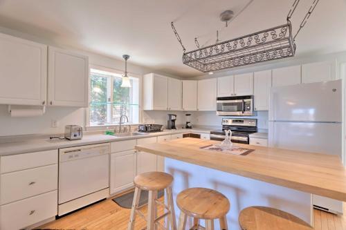 Private Lakefront Retreat 4 Mi To The Beach!