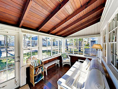 New Listing! Cape Cod Gem With Fireplace, Near Beach Home