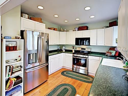 New Listing! Cape Cod Gem With Fireplace, Near Beach Home