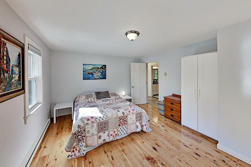 Dennis Getaway With Large Deck - Walk To Beach! Home