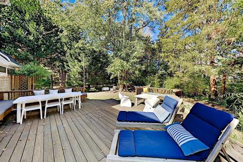Dennis Getaway With Large Deck - Walk To Beach! Home