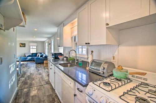 Charming Cape Cottage With Patio 4 Mi To Beach