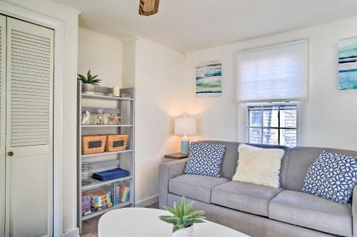 Charming Cape Cottage With Patio 4 Mi To Beach