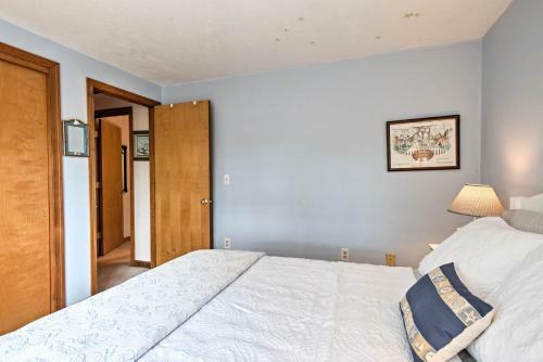 Marthas Vineyard Home With Deck - Walk Downtown!