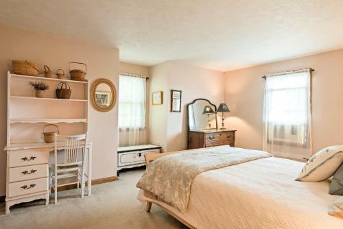 Marthas Vineyard Home With Deck - Walk Downtown!