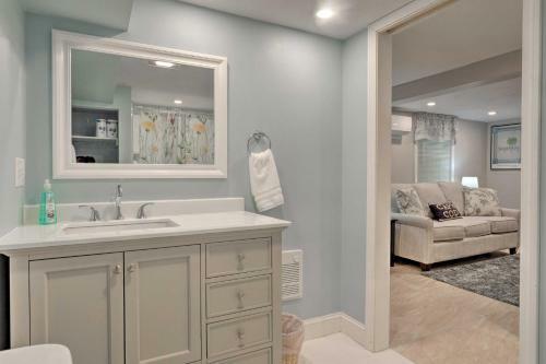 Renovated Cape Cod Home Walk To Beach And Downtown!