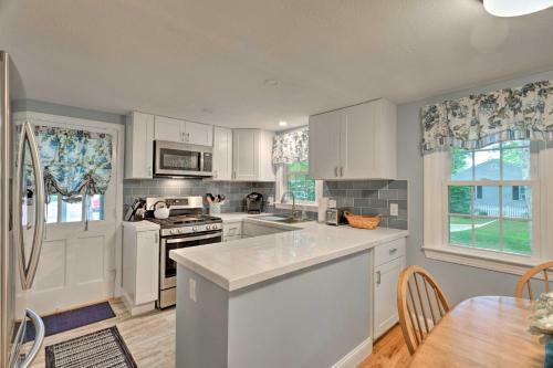Renovated Cape Cod Home Walk To Beach And Downtown!