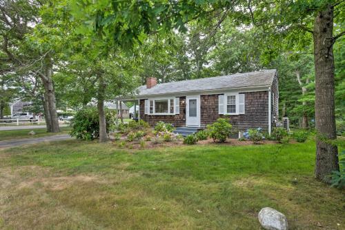 Renovated Cape Cod Home Walk To Beach And Downtown!