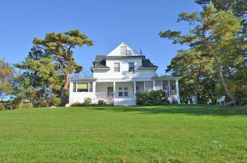 Villa Annisquam Singing Pines
