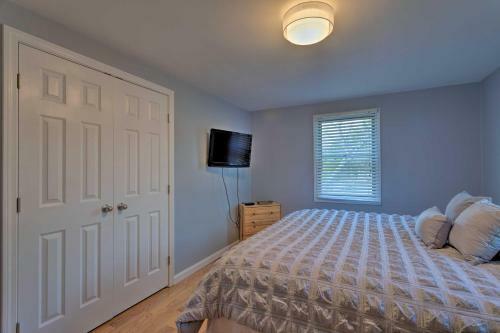 Quiet Cottage With Deck - 4mi To Beach And Shops!
