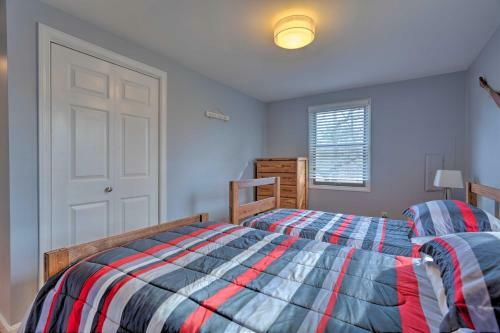 Quiet Cottage With Deck - 4mi To Beach And Shops!