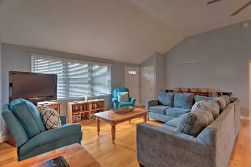 Quiet Cottage With Deck - 4mi To Beach And Shops!
