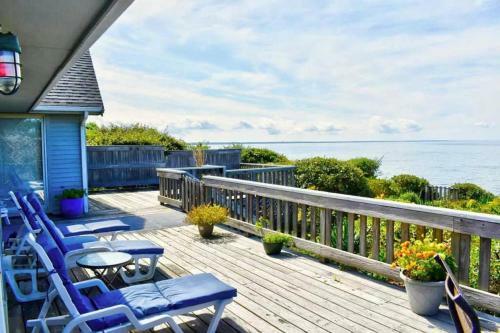 460 Waterfront Private Beach Wrap-around Deck Panoramic Views And Two Tv Rooms