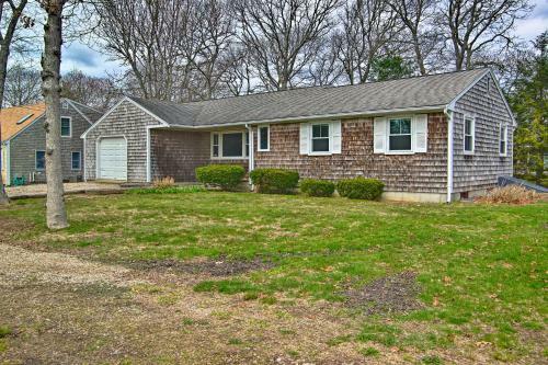 Cape Cod Retreat With Deck - 2 Mi To Beaches!