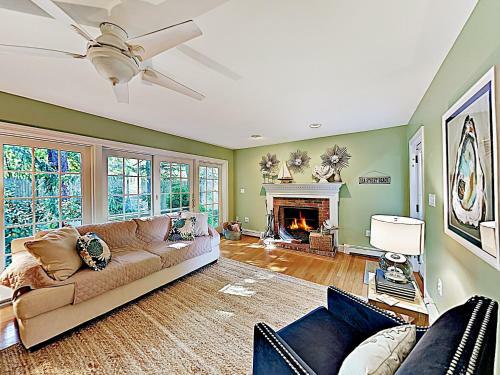 New Listing! Spacious Victorian - Walk To Beach Home